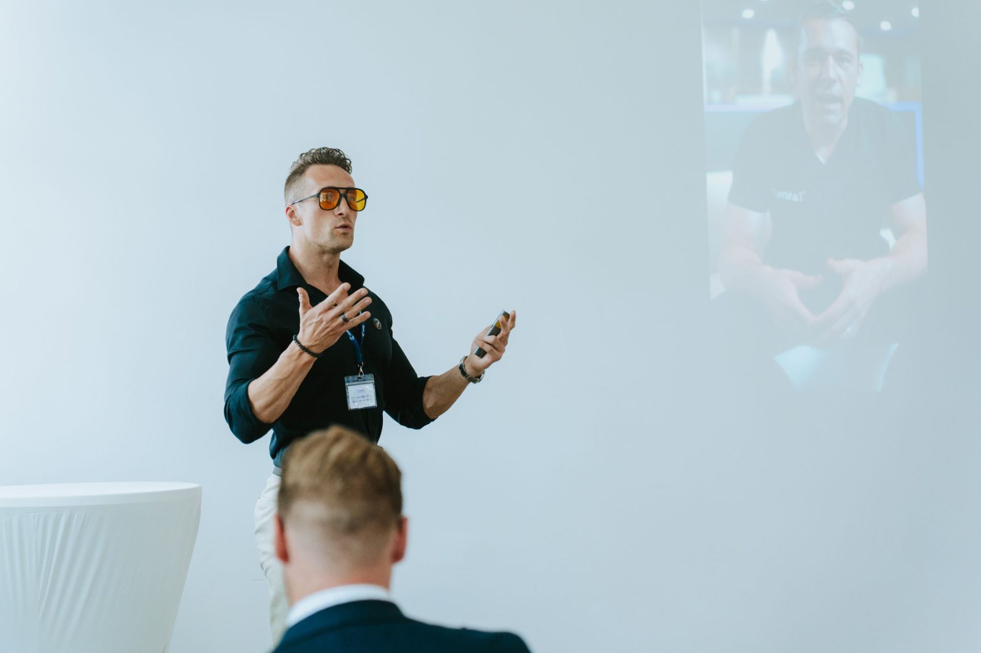 Speaker mit Sonnenbrille im Talk