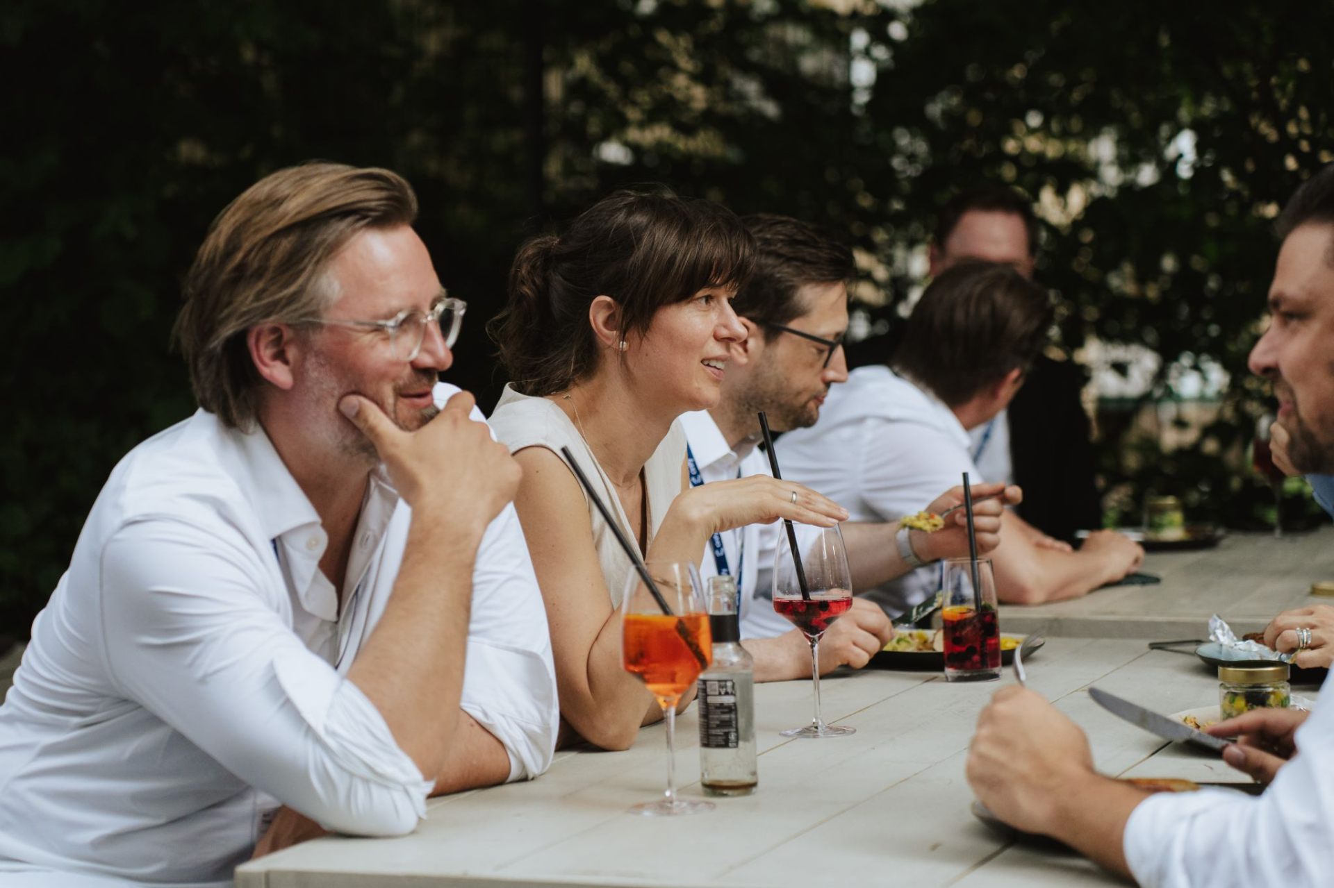 Gespräche bei Aperol & Cocktails im Außenbereich